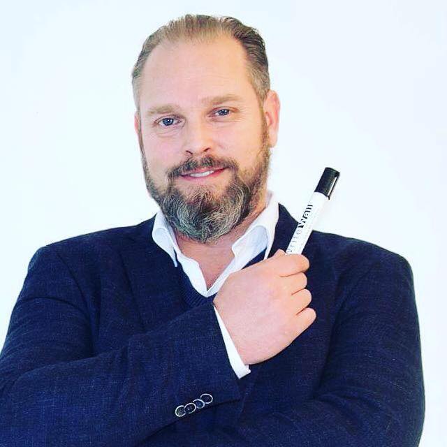 Hvem står bag?